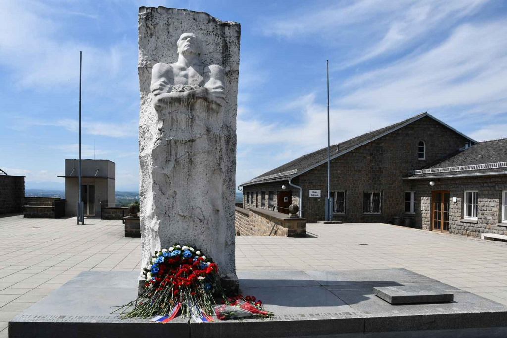 Памятник Карбышеву на месте концлагеря.jpg Памятник Карбышеву на месте концлагеря.jpg